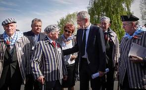 Bundespräsident Alexander van der Bellen im Gespräch mit KZ-Überlebenden