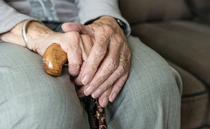 Alte und kranke Menschen könnten durch das Urteil zunehmend unter Druck geraten, so die Befürchtung der MoraltheologInnen. 