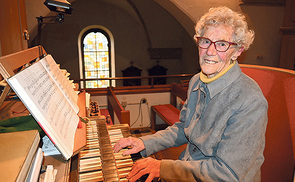 Karoline Ebenhofer an der Orgel in der Pfarrkirche St. Thomas am Blasenstein: Seit 79 Jahren ist das ihr Platz.