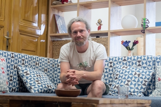In seinem Büro hat Schulseelsorger Georg Winkler eine gemütliche Ecke zum Plaudern eingerichtet.